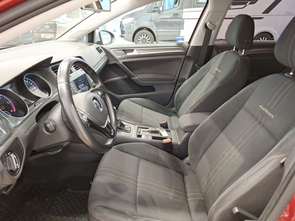 Volkswagen Golf 2016 Punainen