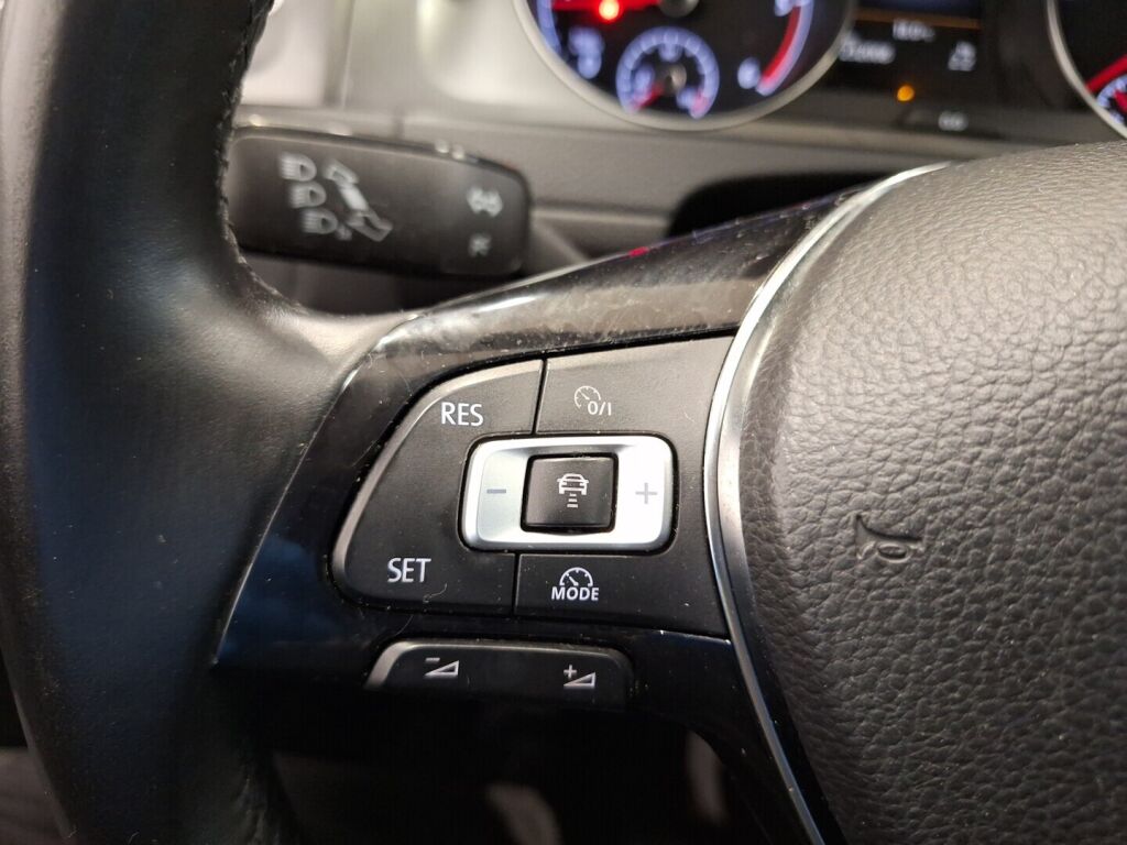 Volkswagen Golf 2016 Punainen