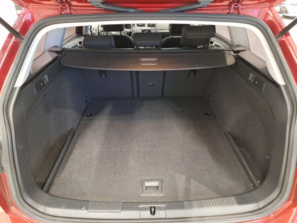 Volkswagen Golf 2016 Punainen