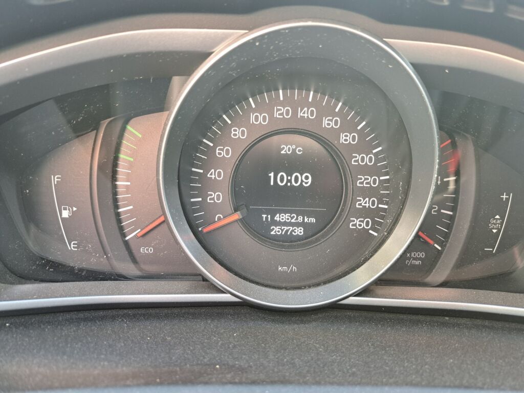 Volvo V40 2016 Musta