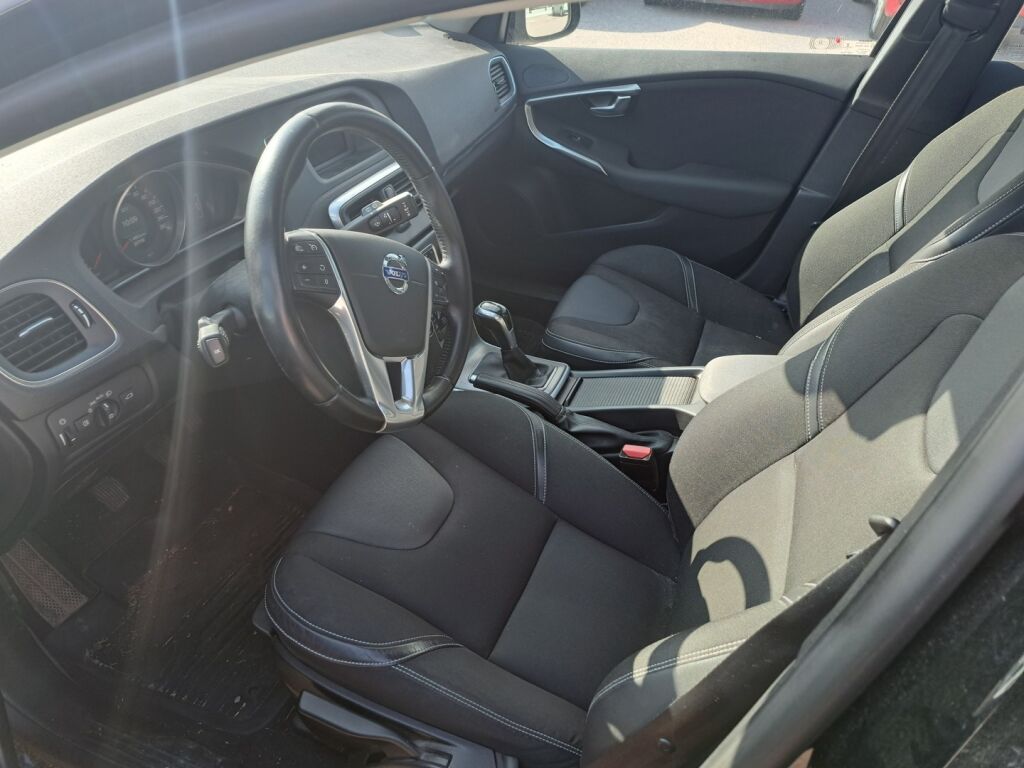 Volvo V40 2016 Musta