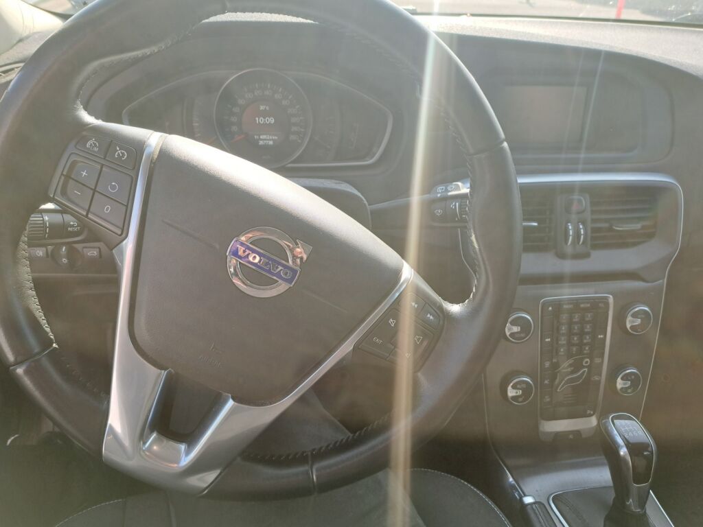 Volvo V40 2016 Musta
