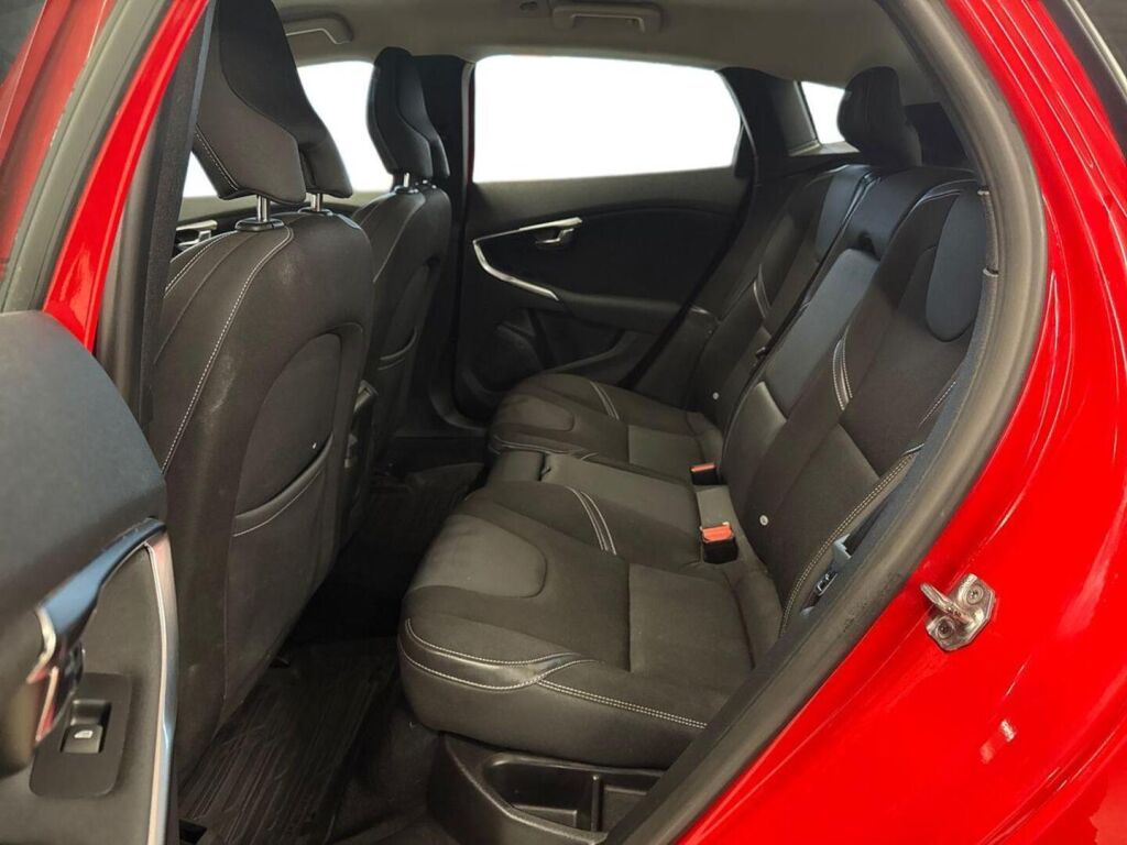 Volvo V40 2016 Punainen