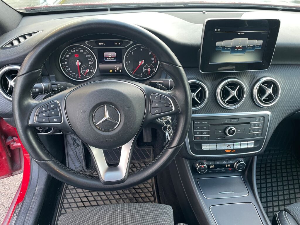 Mercedes-Benz A 2016 Punainen
