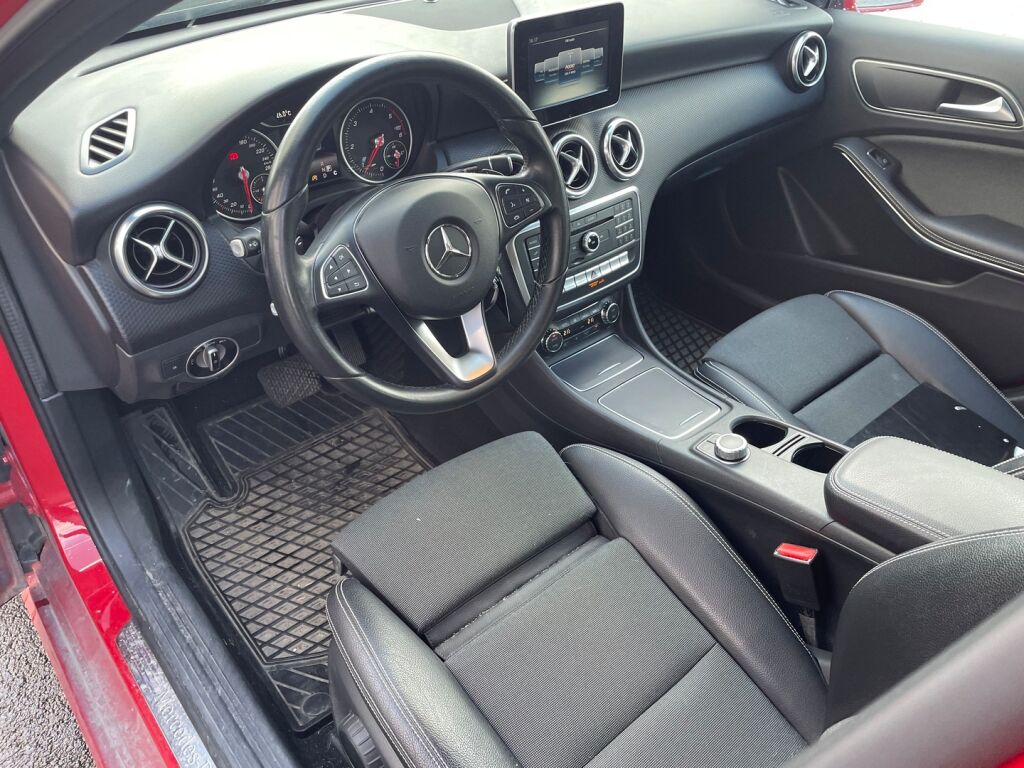 Mercedes-Benz A 2016 Punainen