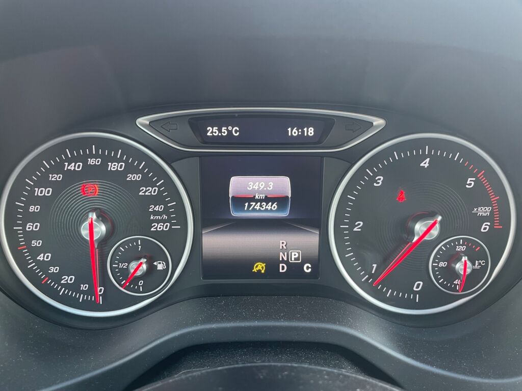 Mercedes-Benz A 2016 Punainen