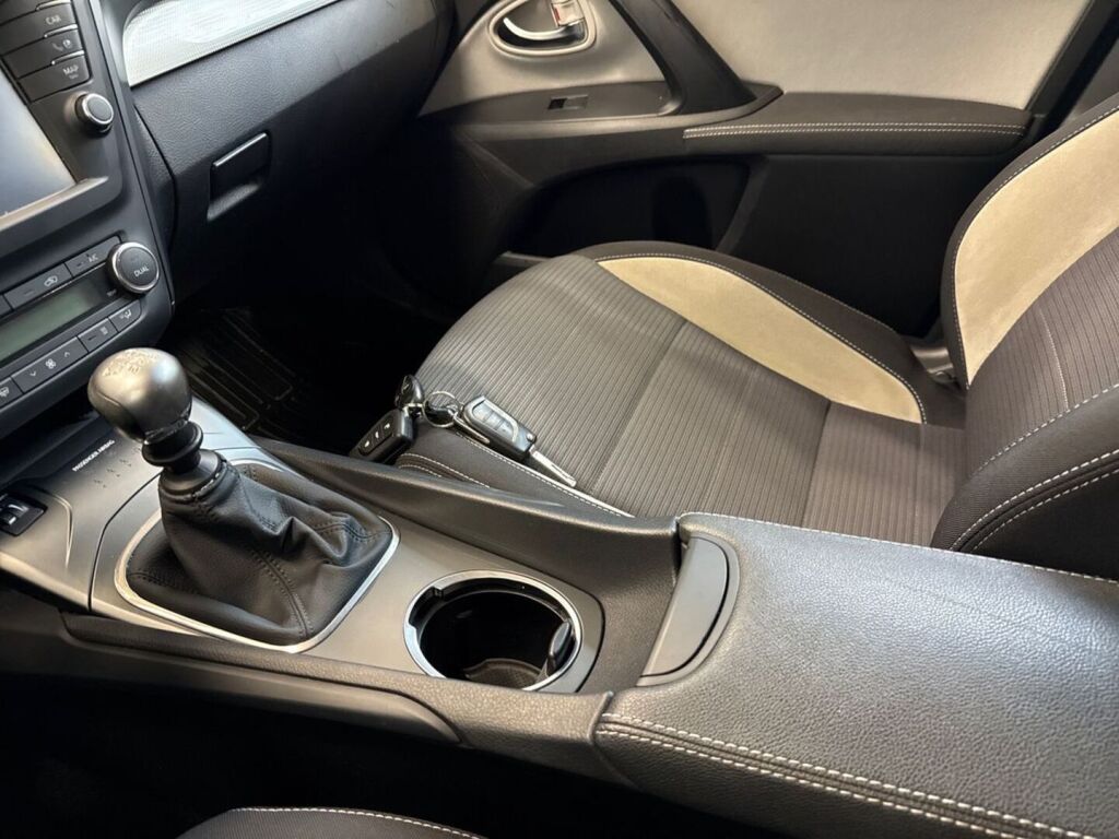 Toyota Avensis 2016 Harmaa