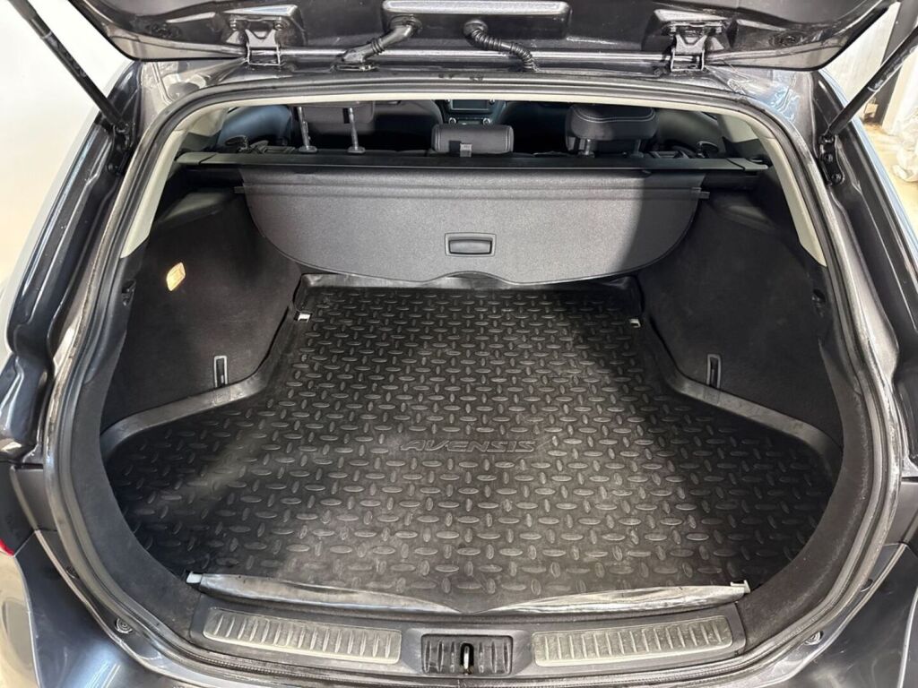 Toyota Avensis 2016 Harmaa