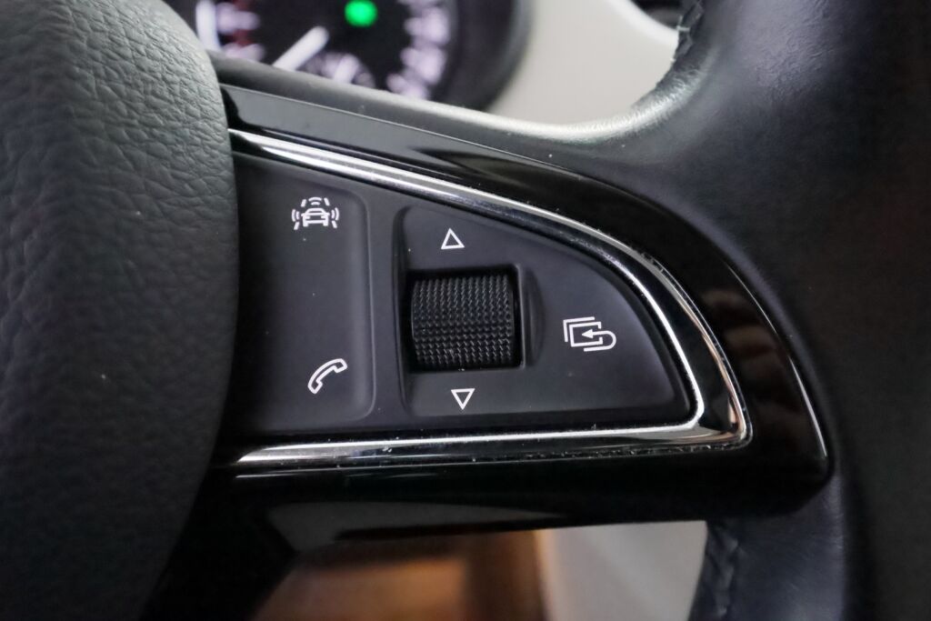 Skoda Octavia 2016 Punainen