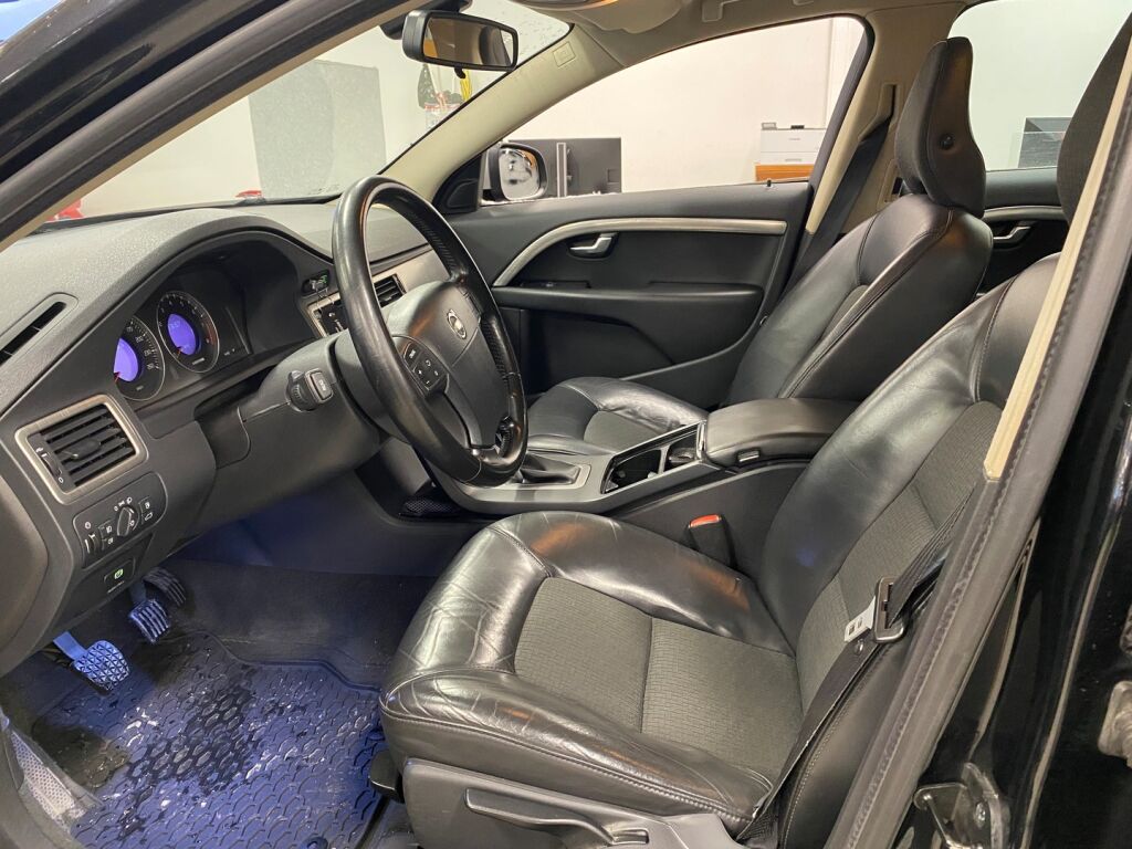 Volvo V70 2009 Musta