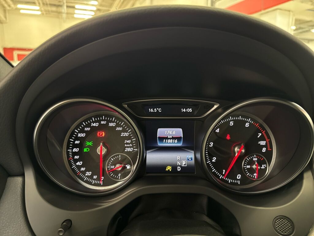 Mercedes-Benz CLA 2017 Punainen