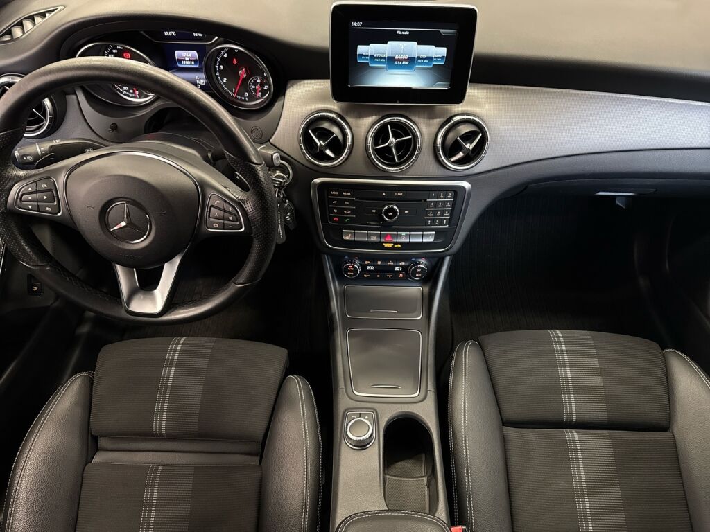 Mercedes-Benz CLA 2017 Punainen