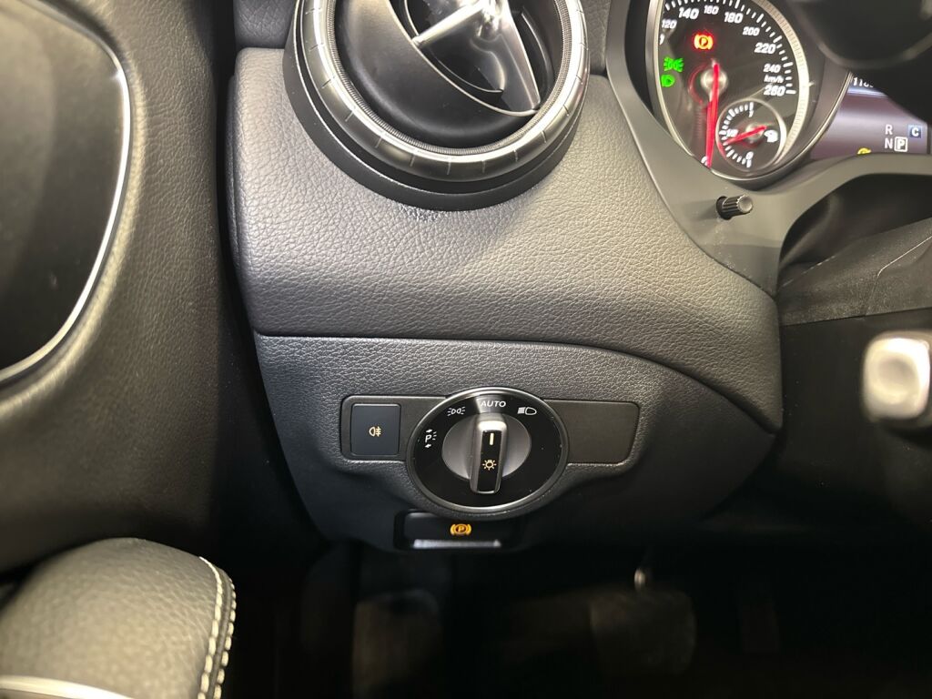 Mercedes-Benz CLA 2017 Punainen