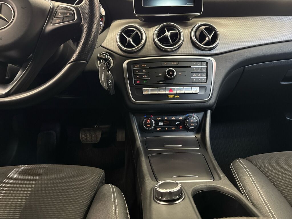 Mercedes-Benz CLA 2017 Punainen