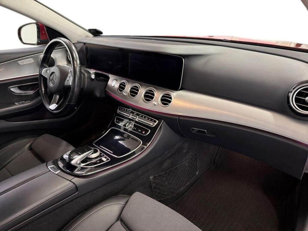 Mercedes-Benz E 2017 Punainen