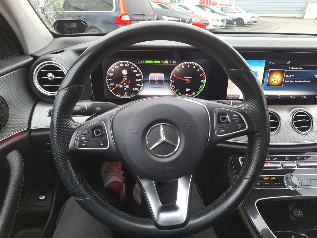 Mercedes-Benz E 2017 Punainen