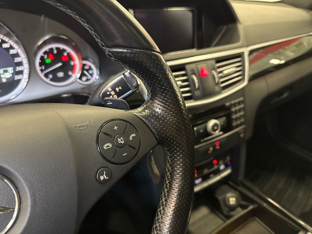 Mercedes-Benz E 2011 Musta