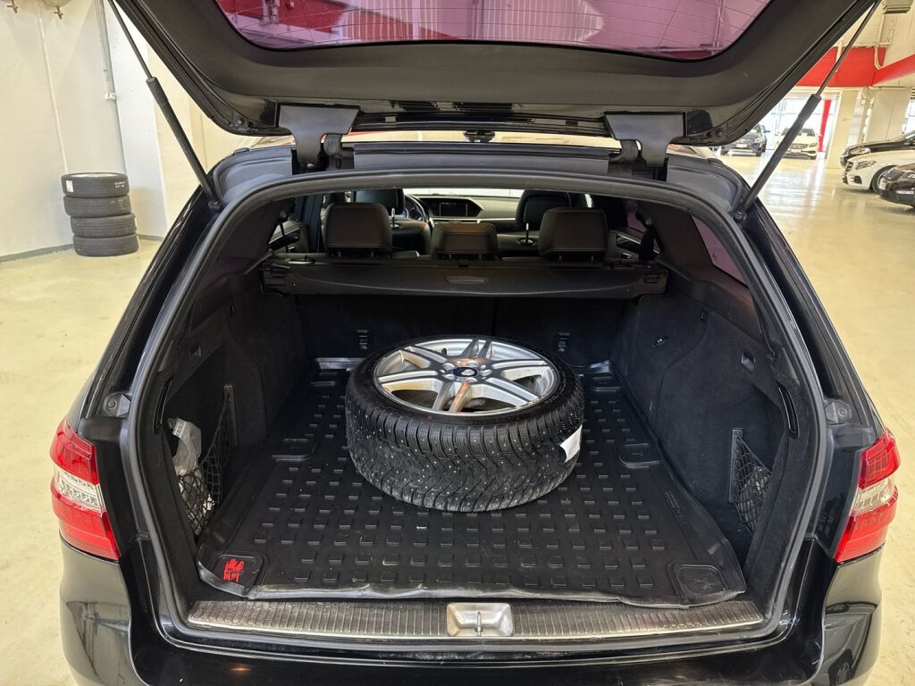 Mercedes-Benz E 2011 Musta