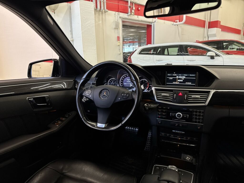Mercedes-Benz E 2011 Musta