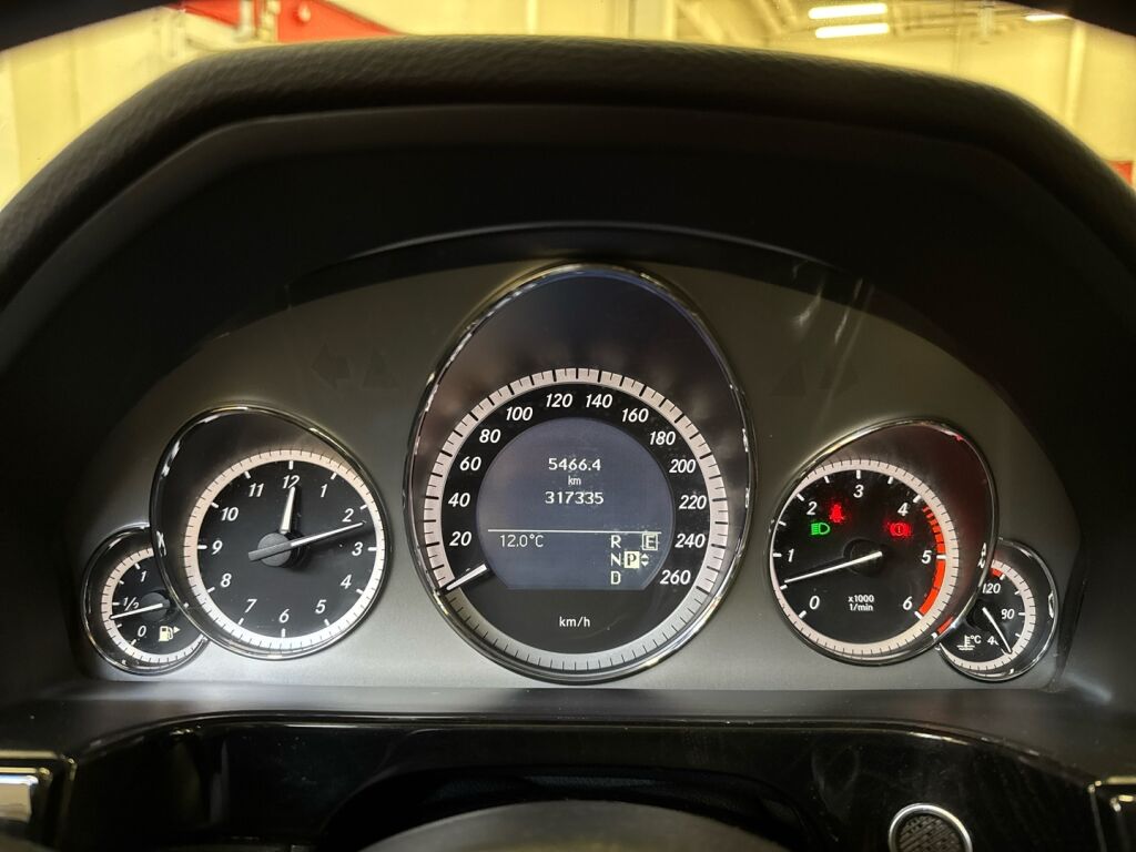 Mercedes-Benz E 2011 Musta