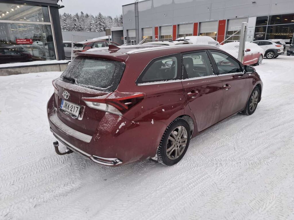 Toyota Auris 2017 Punainen