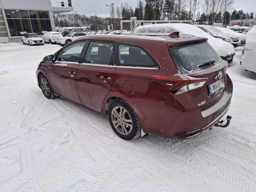 Toyota Auris 2017 Punainen