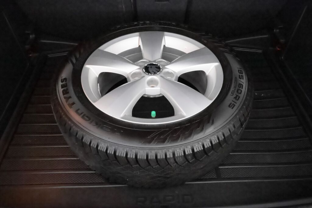 Skoda Rapid 2017 Punainen