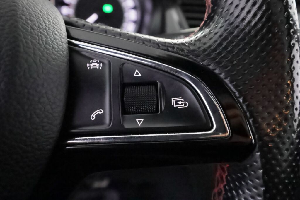 Skoda Rapid 2017 Punainen