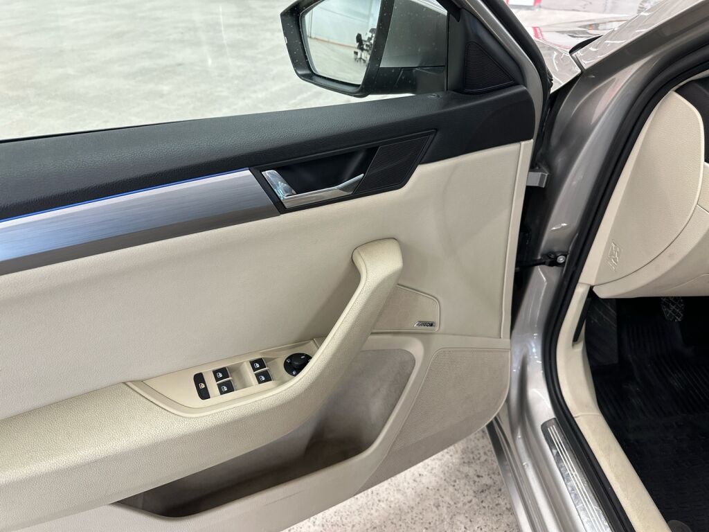 Skoda Superb 2017 Ruskea (beige)