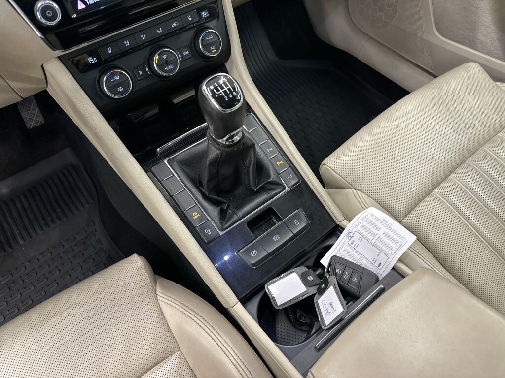 Skoda Superb 2017 Ruskea (beige)