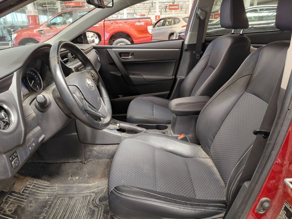 Toyota Corolla 2017 Punainen