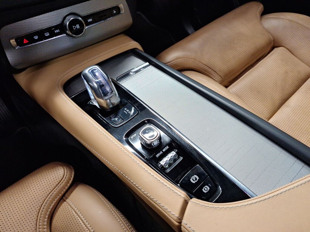 Volvo XC90 2017 Musta