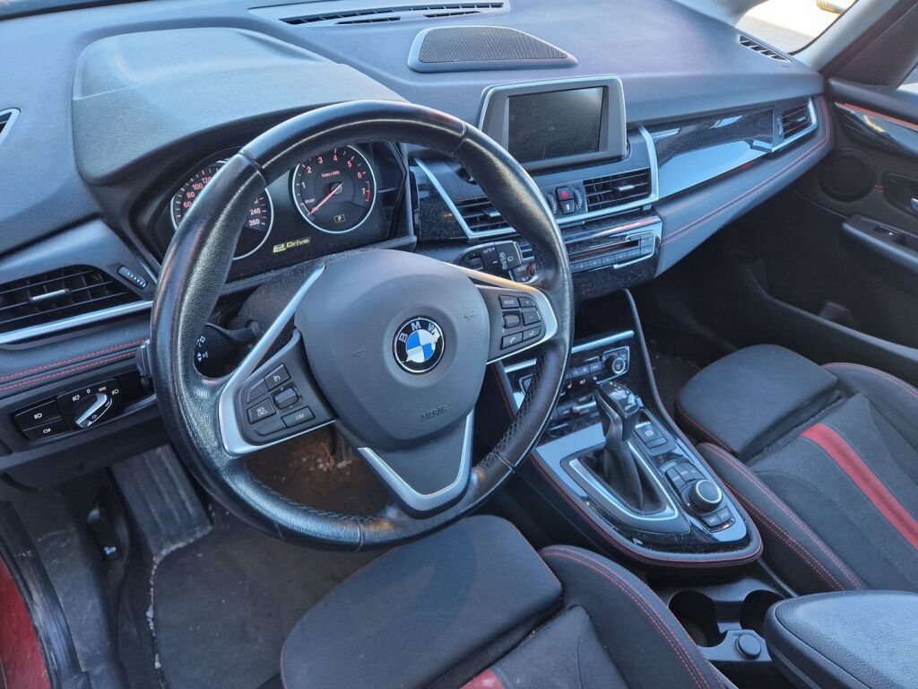 BMW 225 2017 Punainen