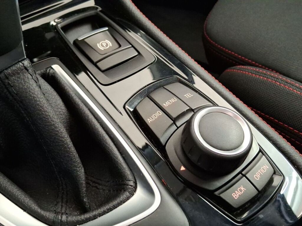 BMW 225 2017 Punainen
