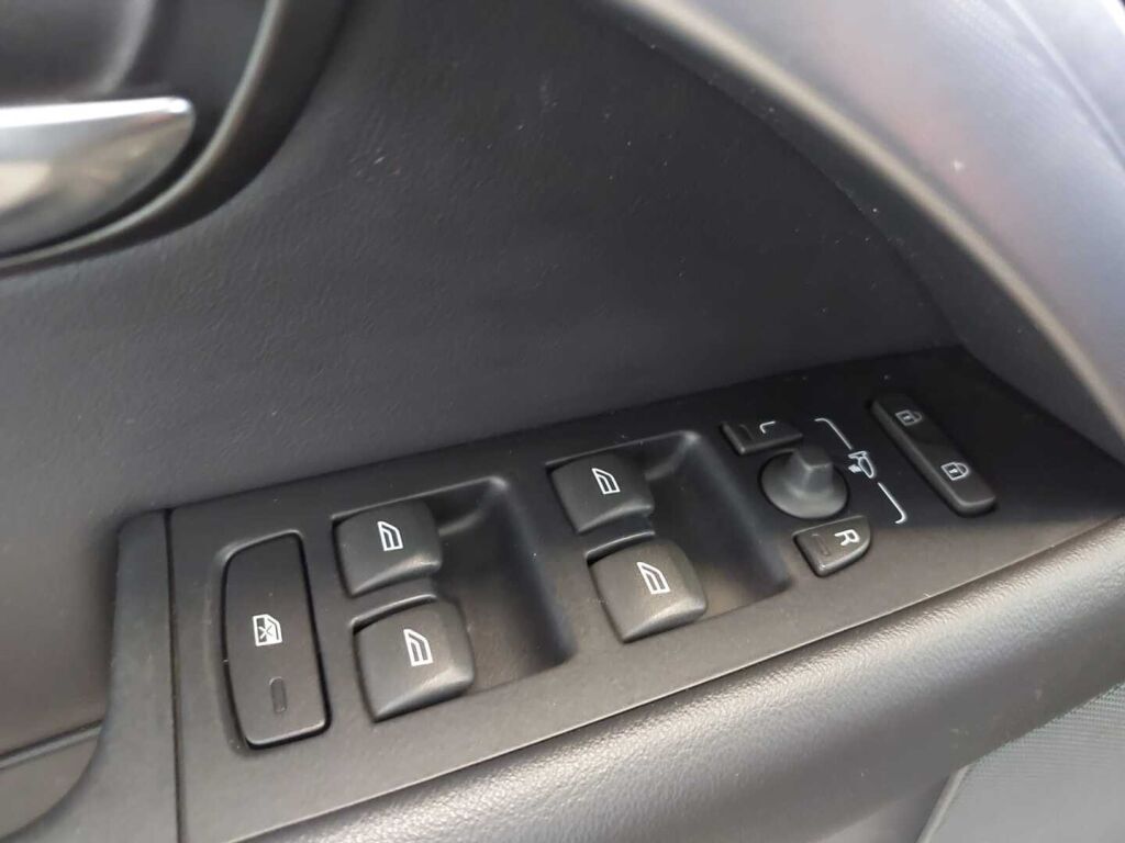 Volvo V70 2014 Musta