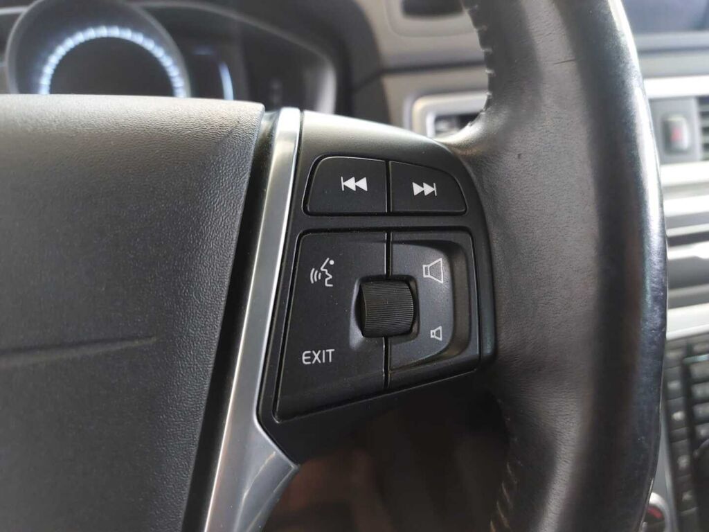 Volvo V70 2014 Musta