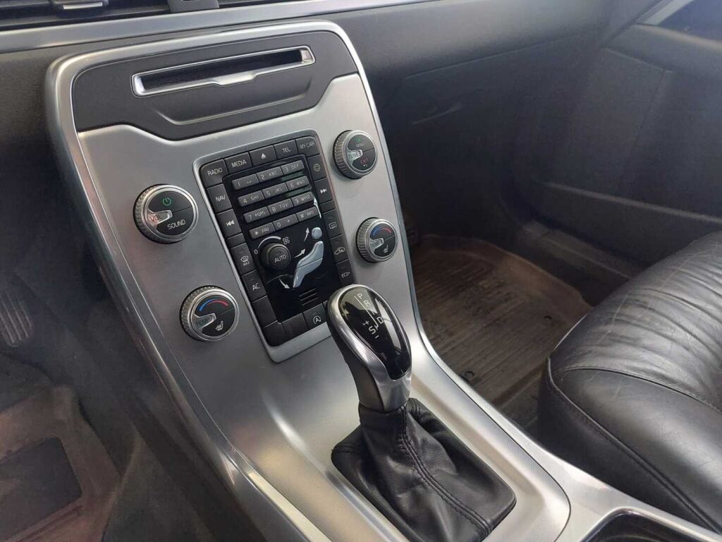 Volvo V70 2014 Musta