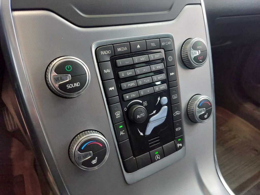 Volvo V70 2014 Musta