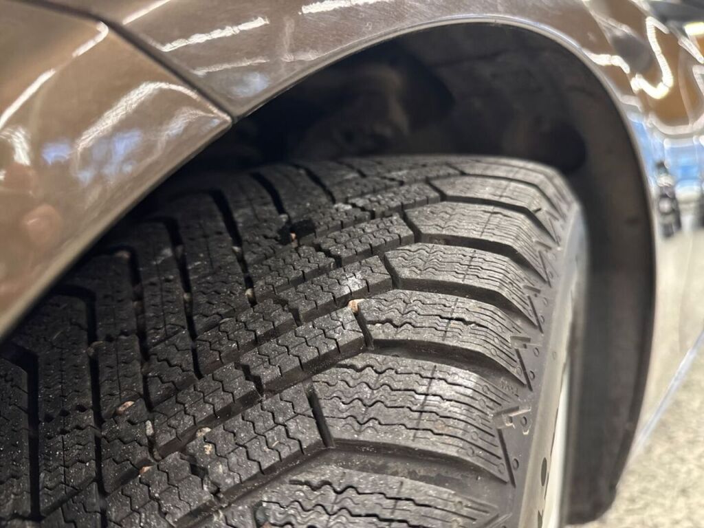 Mercedes-Benz C 2018 Metallinhohto Ruskea (beige)