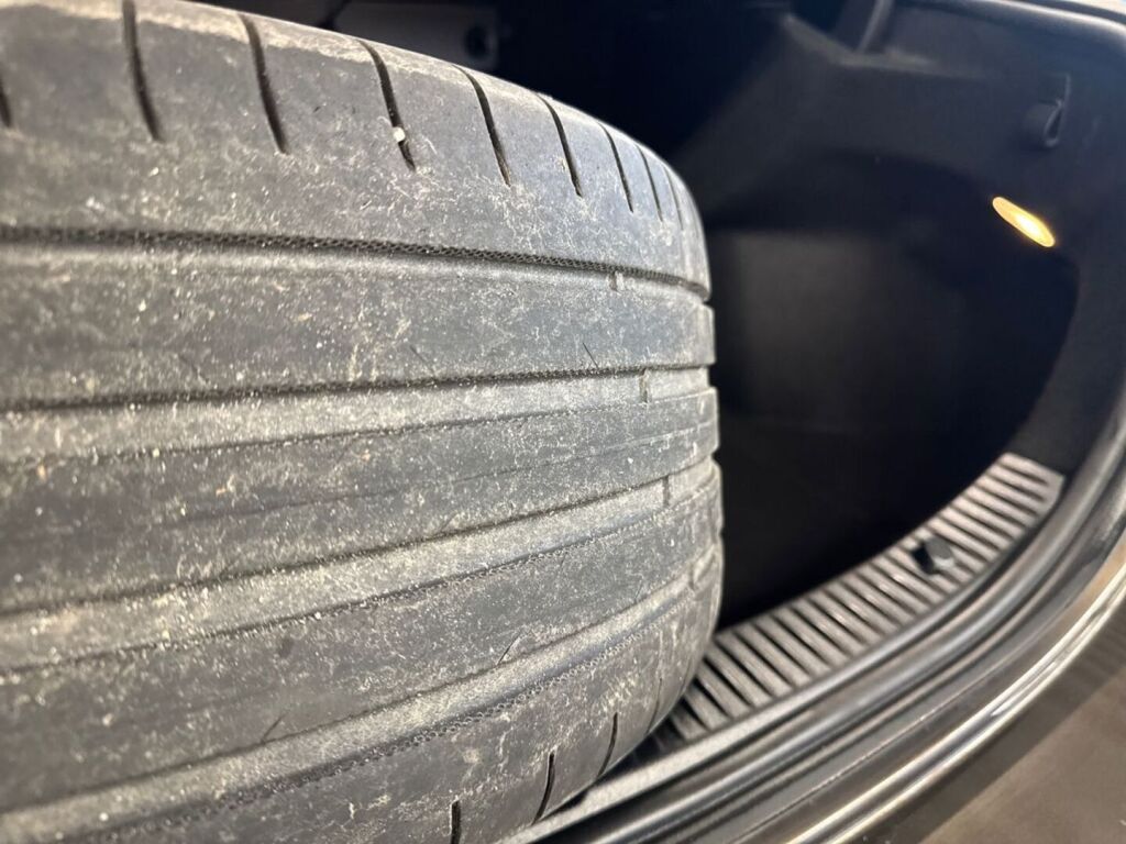 Mercedes-Benz C 2018 Metallinhohto Ruskea (beige)