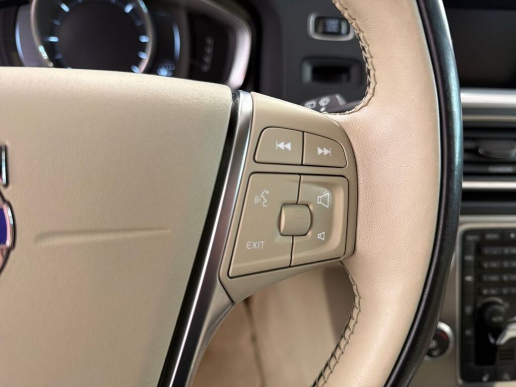 Volvo V60 2018 Musta