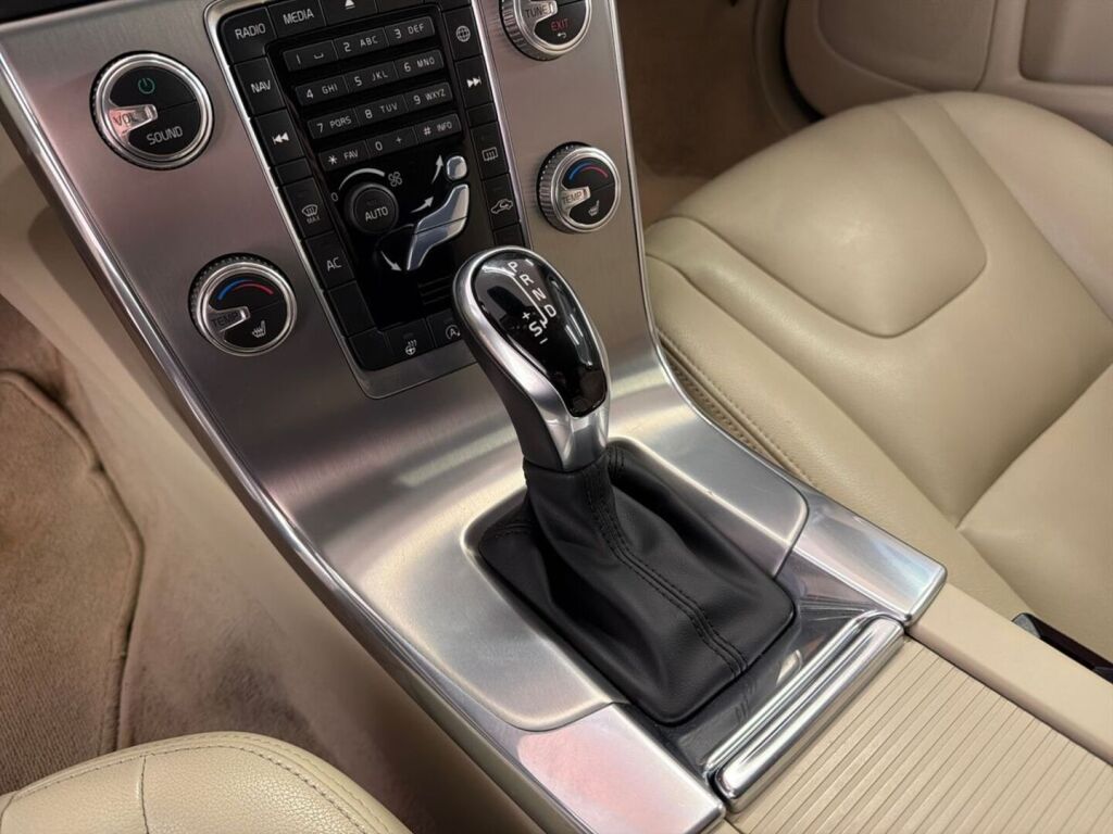 Volvo V60 2018 Musta