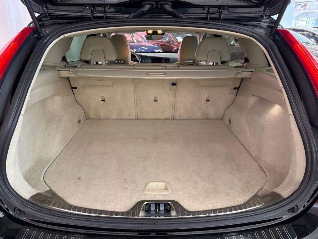 Volvo V60 2018 Musta