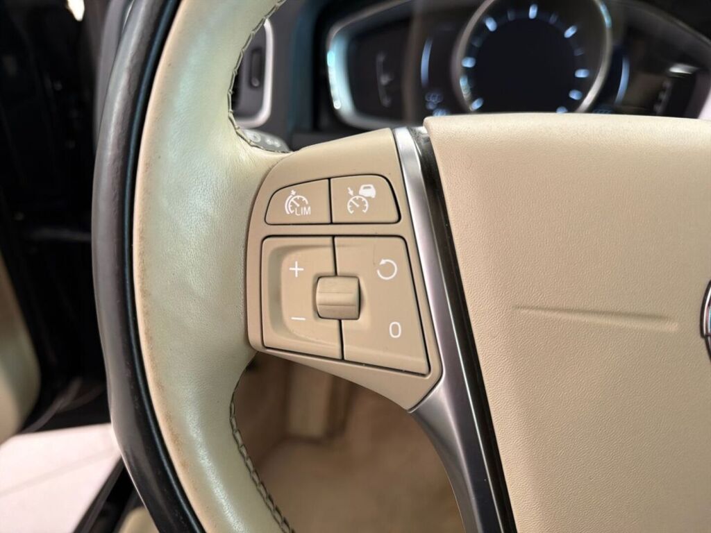 Volvo V60 2018 Musta