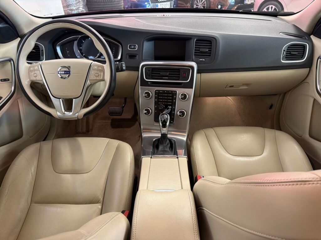 Volvo V60 2018 Musta
