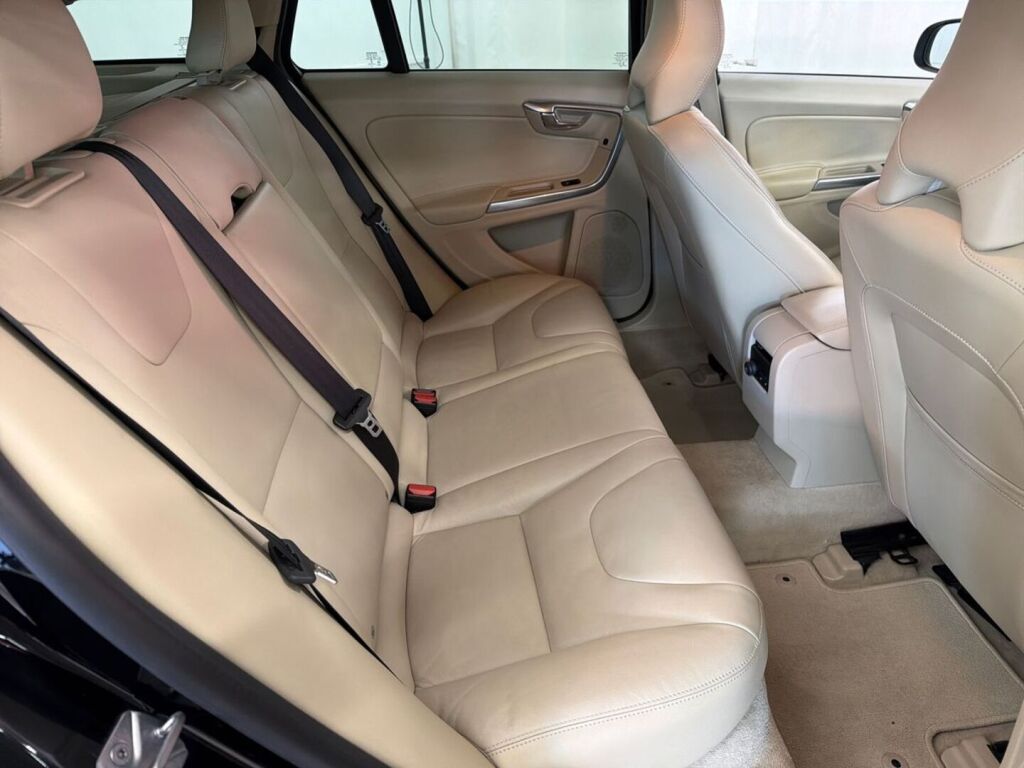 Volvo V60 2018 Musta