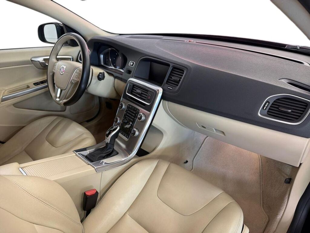 Volvo V60 2018 Musta