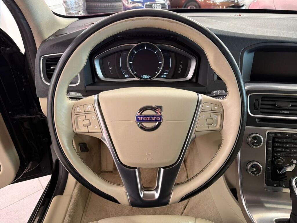 Volvo V60 2018 Musta