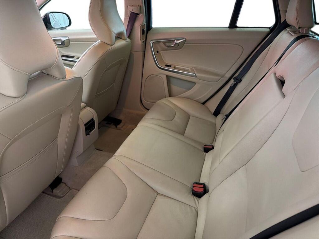 Volvo V60 2018 Musta