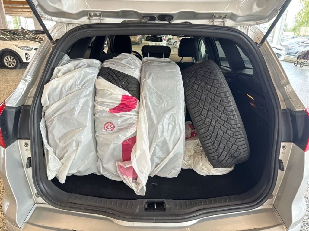 Ford Focus 2018 Metallinhohto Hopea (Moondust Silver)